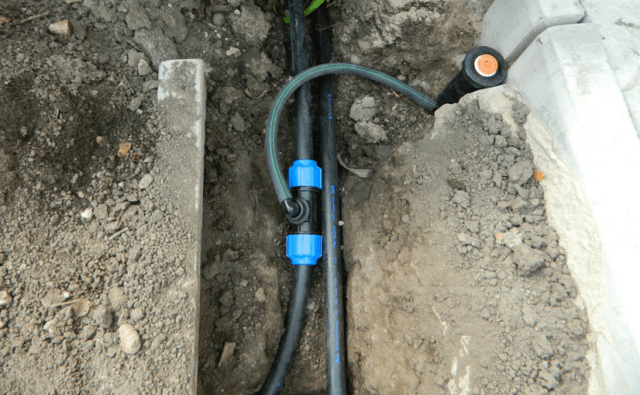 Автоматический полив газона: принцип работы системы и оборудование