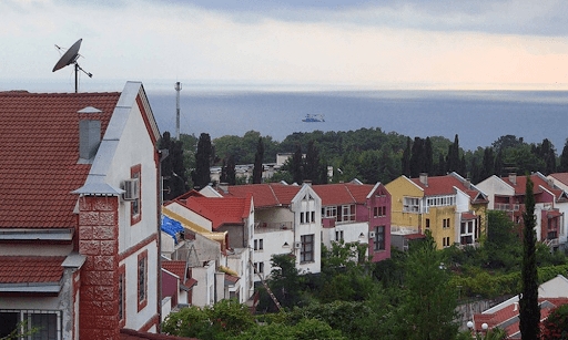 Частные дома и участки продолжают дорожать