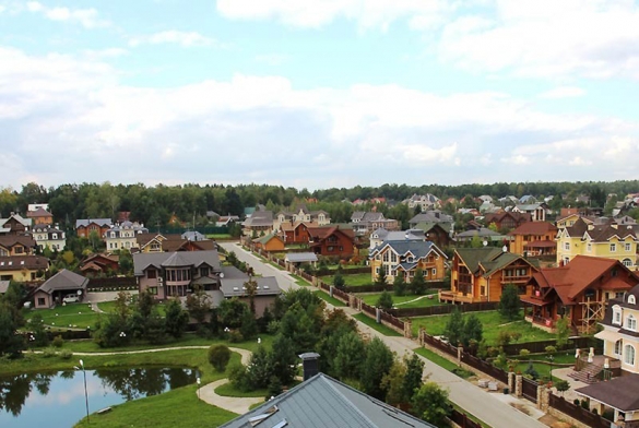 Частные дома и участки продолжают дорожать