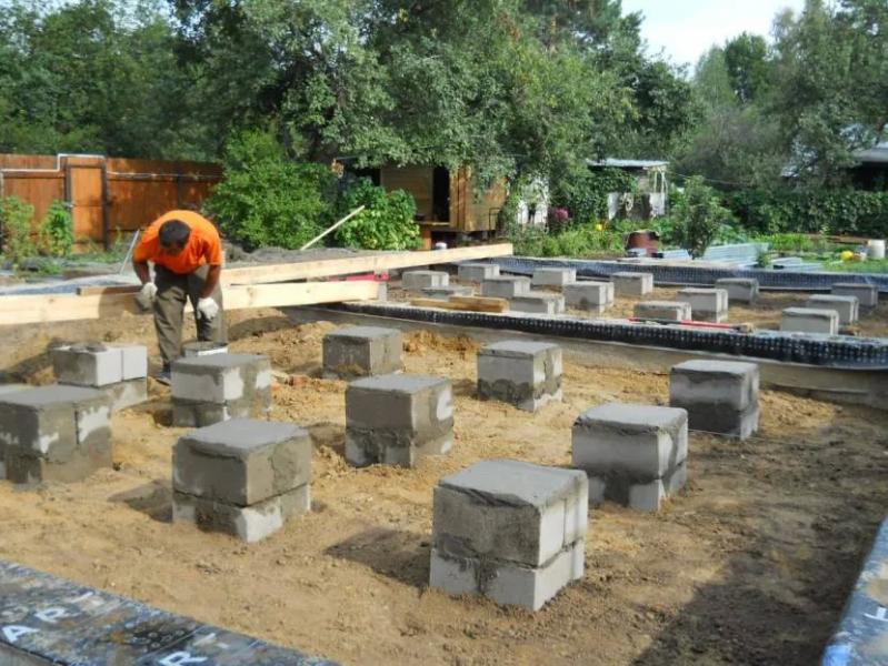 Фундамент для бани из пеноблоков – плюсы и минусы, правила выбора, глубина залегания, технология монтажа столбчатого и ленточного фундамента
