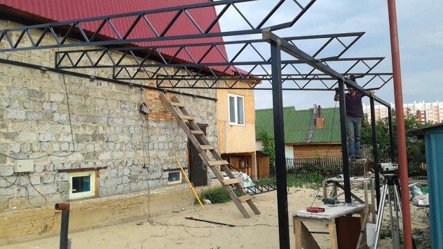 Как сделать навес перед домом из поликарбоната?