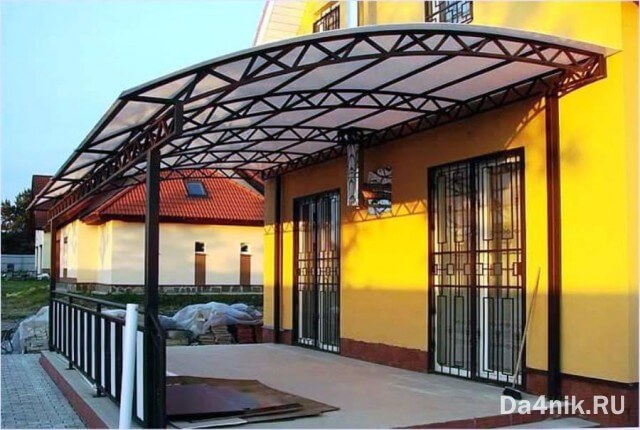 Как сделать навес перед домом из поликарбоната?