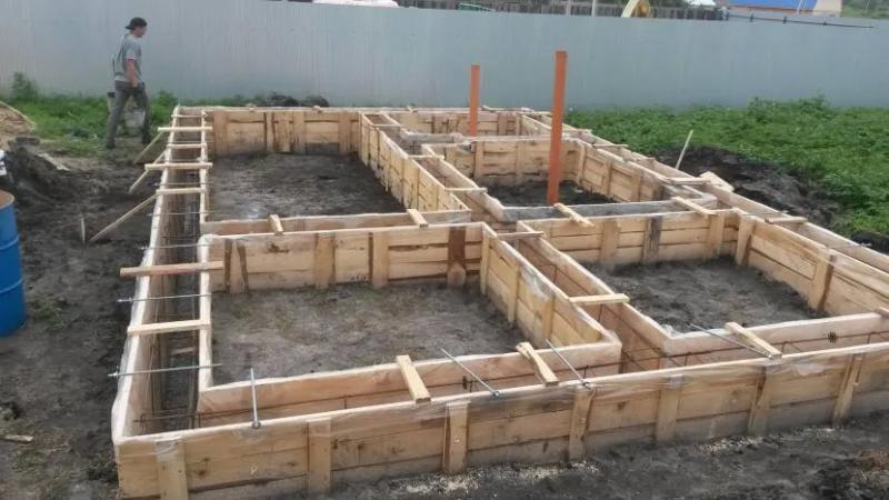 Как сделать опалубку для фундамента: самостоятельная работа в несколько шагов