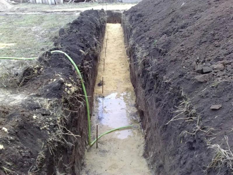 Как выбрать оптимальный фундамент для забора с кирпичными столбами