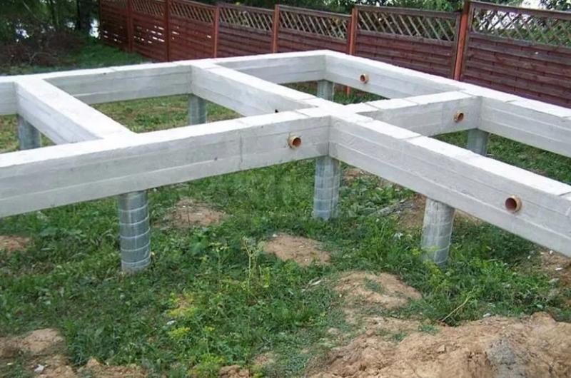 Как выбрать оптимальный фундамент для забора с кирпичными столбами