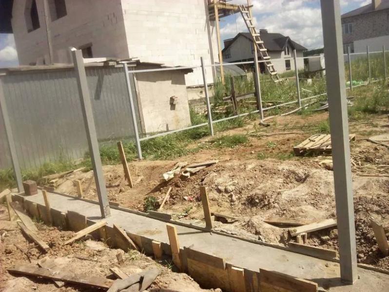 Как выбрать оптимальный фундамент для забора с кирпичными столбами