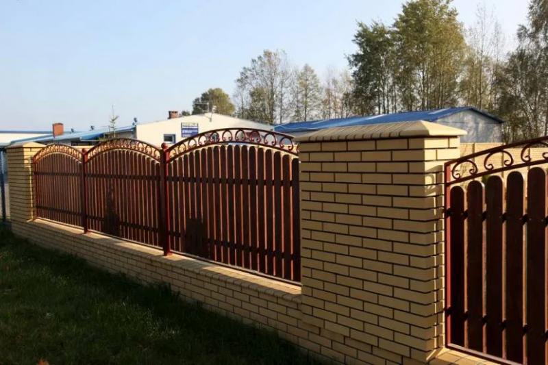 Как выбрать оптимальный фундамент для забора с кирпичными столбами