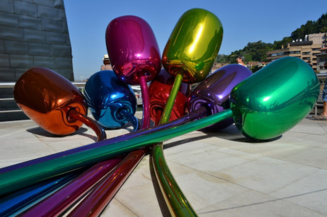 Какие странные экспонаты есть в Музее Гуггенхайма в Бильбао?