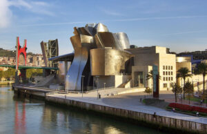 Какие странные экспонаты есть в Музее Гуггенхайма в Бильбао?