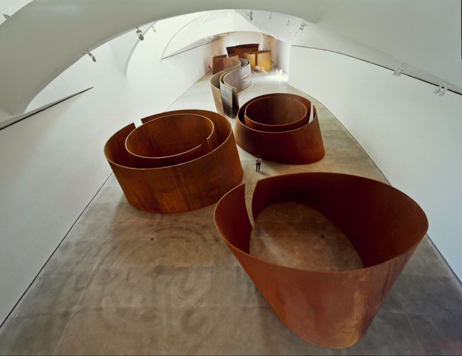 Какие странные экспонаты есть в Музее Гуггенхайма в Бильбао?