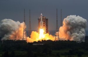 Китайская ракета упадет на Землю в День победы