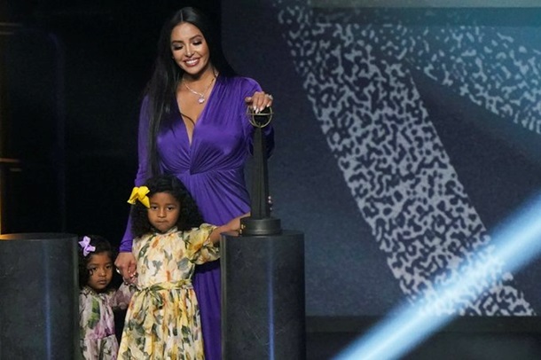 Коби Брайант посмертно введен в Зал славы баскетбола