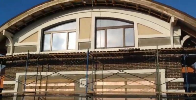 Красивый дом из тёплой керамики с облицовкой кирпичом, фрагментами штукатурки и карнизами из пенопласта