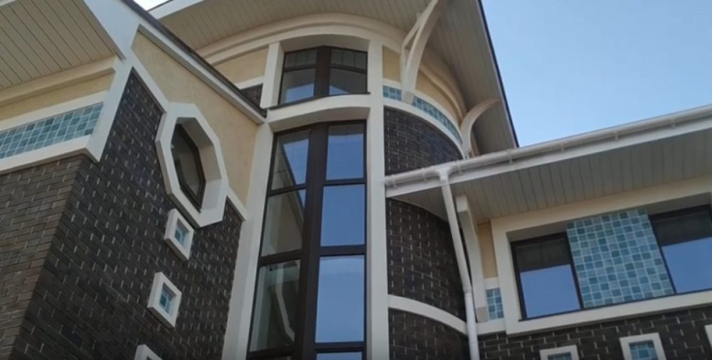 Красивый дом из тёплой керамики с облицовкой кирпичом, фрагментами штукатурки и карнизами из пенопласта