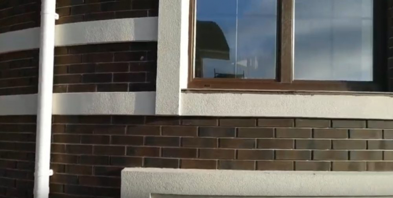 Красивый дом из тёплой керамики с облицовкой кирпичом, фрагментами штукатурки и карнизами из пенопласта