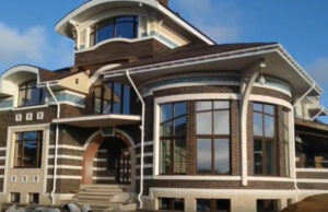 Красивый дом из тёплой керамики с облицовкой кирпичом, фрагментами штукатурки и карнизами из пенопласта