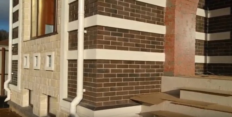 Красивый дом из тёплой керамики с облицовкой кирпичом, фрагментами штукатурки и карнизами из пенопласта