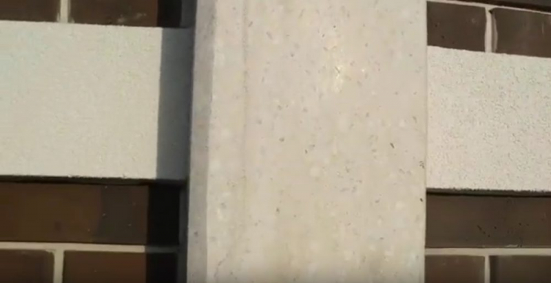 Красивый дом из тёплой керамики с облицовкой кирпичом, фрагментами штукатурки и карнизами из пенопласта