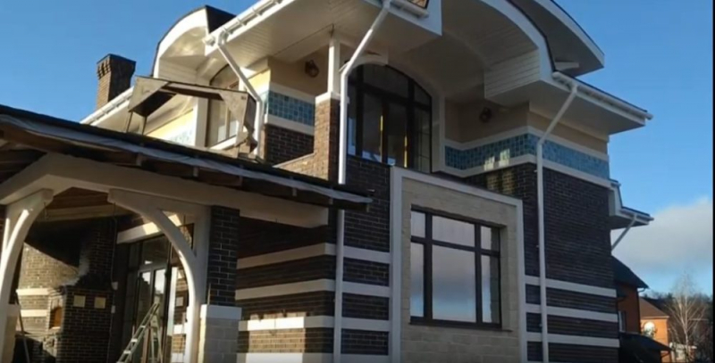 Красивый дом из тёплой керамики с облицовкой кирпичом, фрагментами штукатурки и карнизами из пенопласта