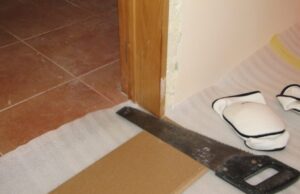 Отделка дверного проема ламинатом: как положить пол на стыке своими руками