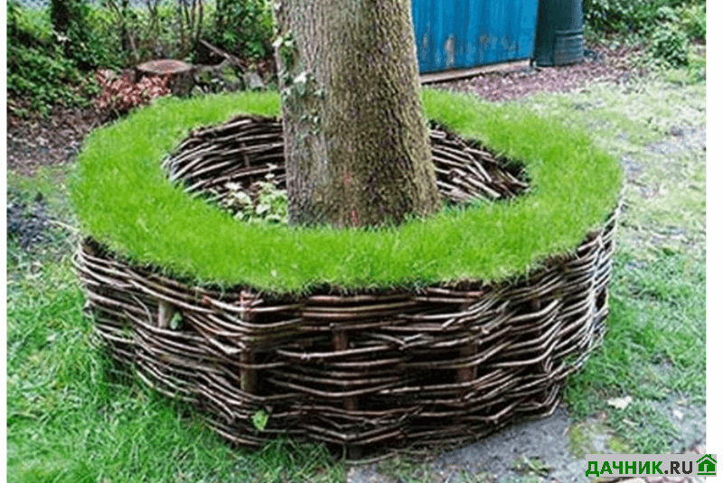 Плетёный заборчик из лозы для клумбы