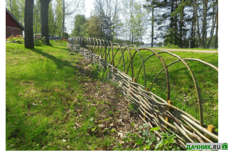 Плетёный заборчик из лозы для клумбы