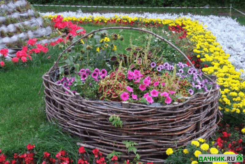 Плетёный заборчик из лозы для клумбы