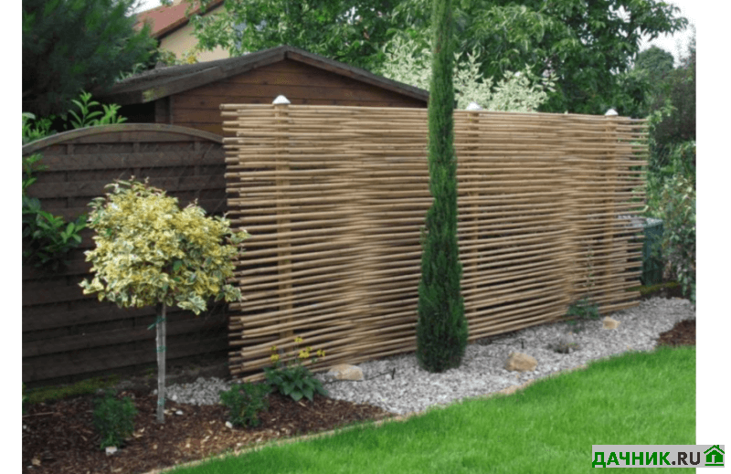 Плетёный заборчик из лозы для клумбы