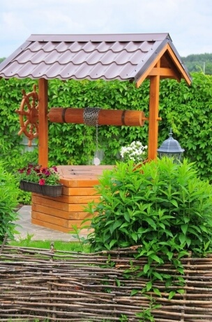 Плетёный заборчик из лозы для клумбы