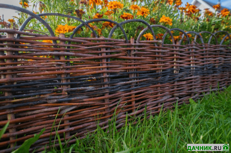 Плетёный заборчик из лозы для клумбы