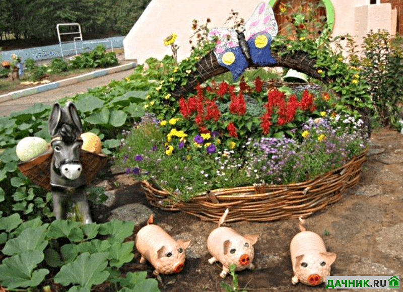 Плетёный заборчик из лозы для клумбы