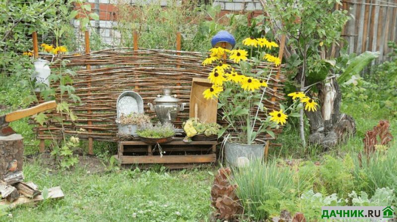 Плетёный заборчик из лозы для клумбы