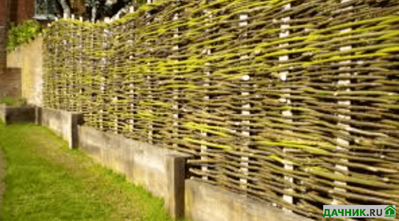 Плетёный заборчик из лозы для клумбы