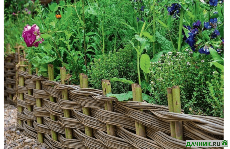 Плетёный заборчик из лозы для клумбы
