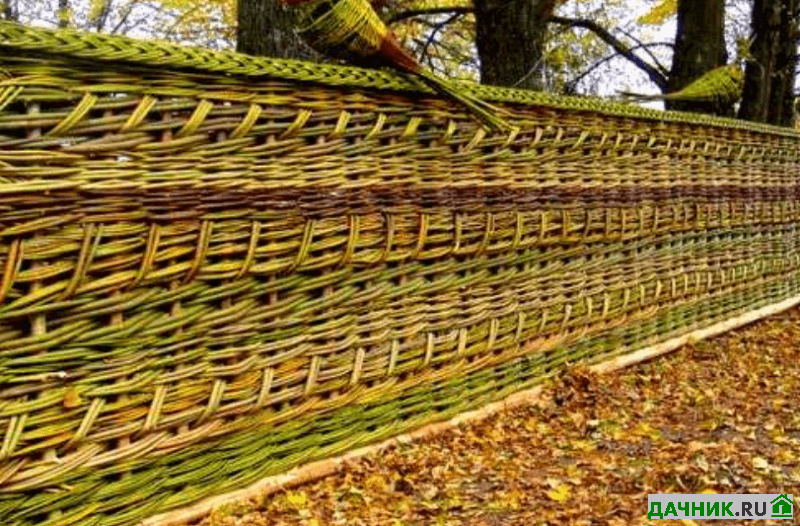 Плетёный заборчик из лозы для клумбы