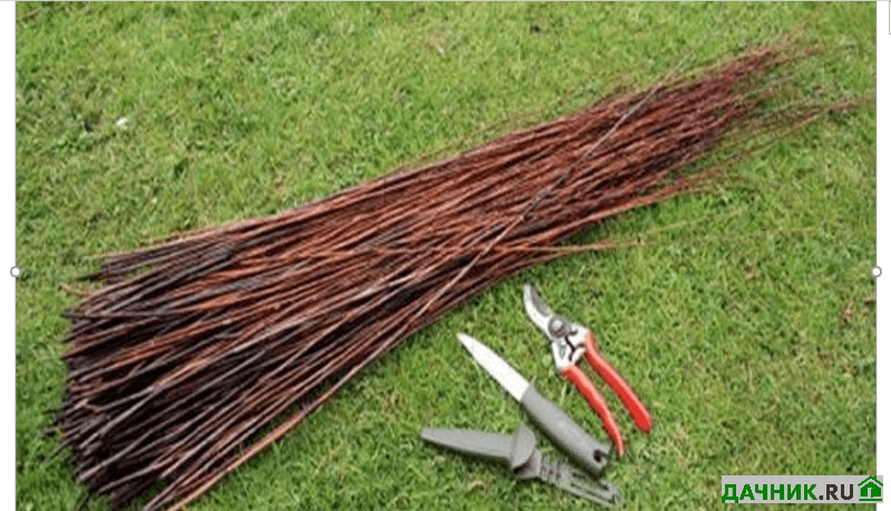 Плетёный заборчик из лозы для клумбы