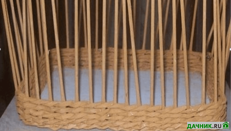 Плетёный заборчик из лозы для клумбы