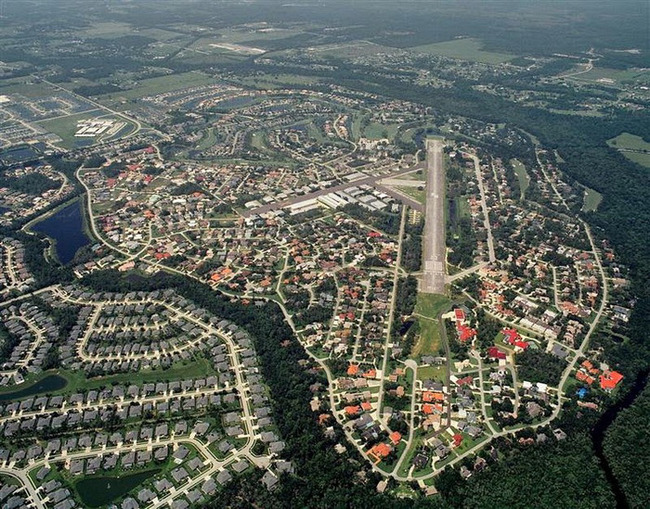 Почему в городе Спрус Крик у всех есть самолеты?