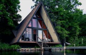 Треугольный каркасный дом-шалаш как альтернатива для загородного строительства