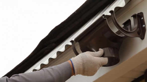 Водосточные системы из полимеров: характеристики, особенности, технология монтажа