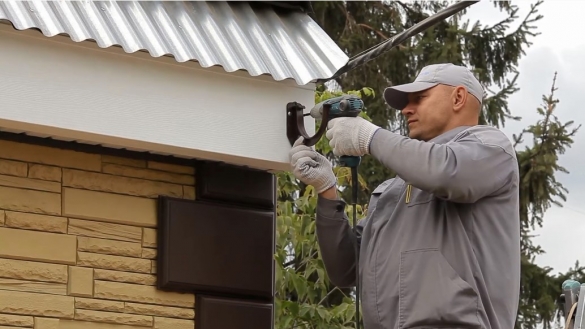 Водосточные системы из полимеров: характеристики, особенности, технология монтажа
