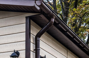 Водосточные системы из полимеров: характеристики, особенности, технология монтажа