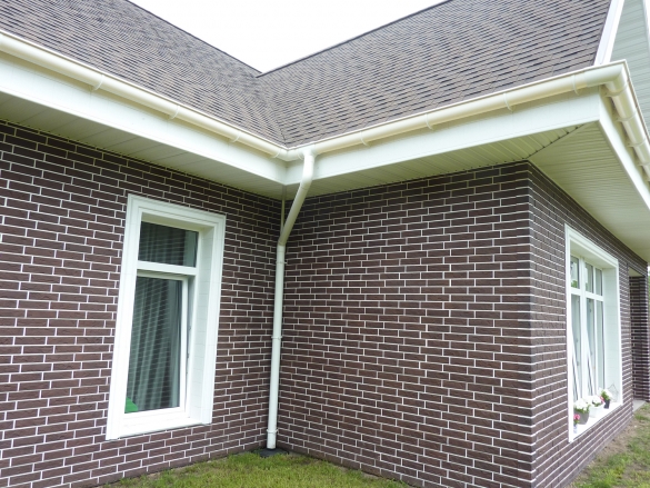 Водосточные системы из полимеров: характеристики, особенности, технология монтажа