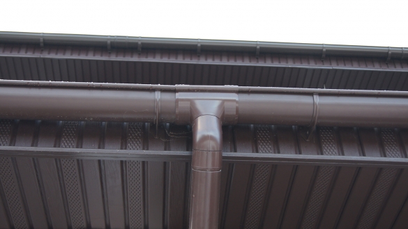 Водосточные системы из полимеров: характеристики, особенности, технология монтажа