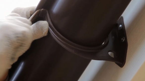 Водосточные системы из полимеров: характеристики, особенности, технология монтажа