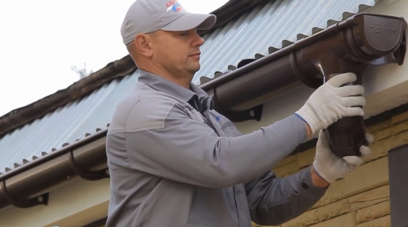 Водосточные системы из полимеров: характеристики, особенности, технология монтажа