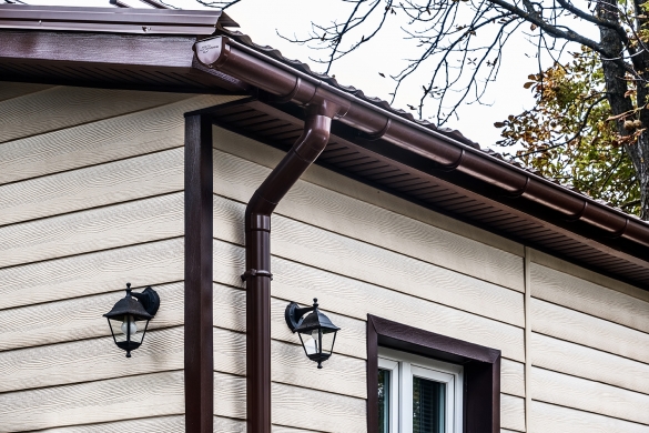 Водосточные системы из полимеров: характеристики, особенности, технология монтажа