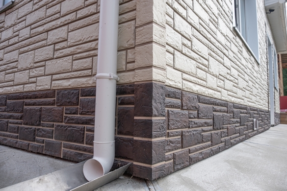 Водосточные системы из полимеров: характеристики, особенности, технология монтажа