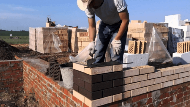 Возведение кирпичной стены