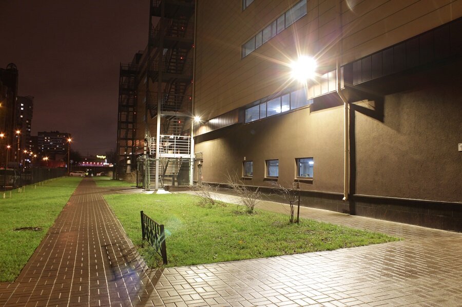 Освещение фасадов и придомовой территории: как сделать все своими силами